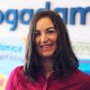 Agnieszka Chmielewska, brunetka, włosy długie do ramion, czerwona bluzka