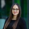 Agnieszka Mariciniak, brunetka, długie włosy, okulary